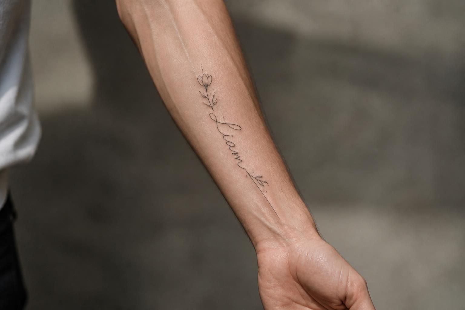 découvrez des modèles de tatouages prénom pour avant-bras homme, alliant discrétion et originalité pour un style unique et personnalisé.