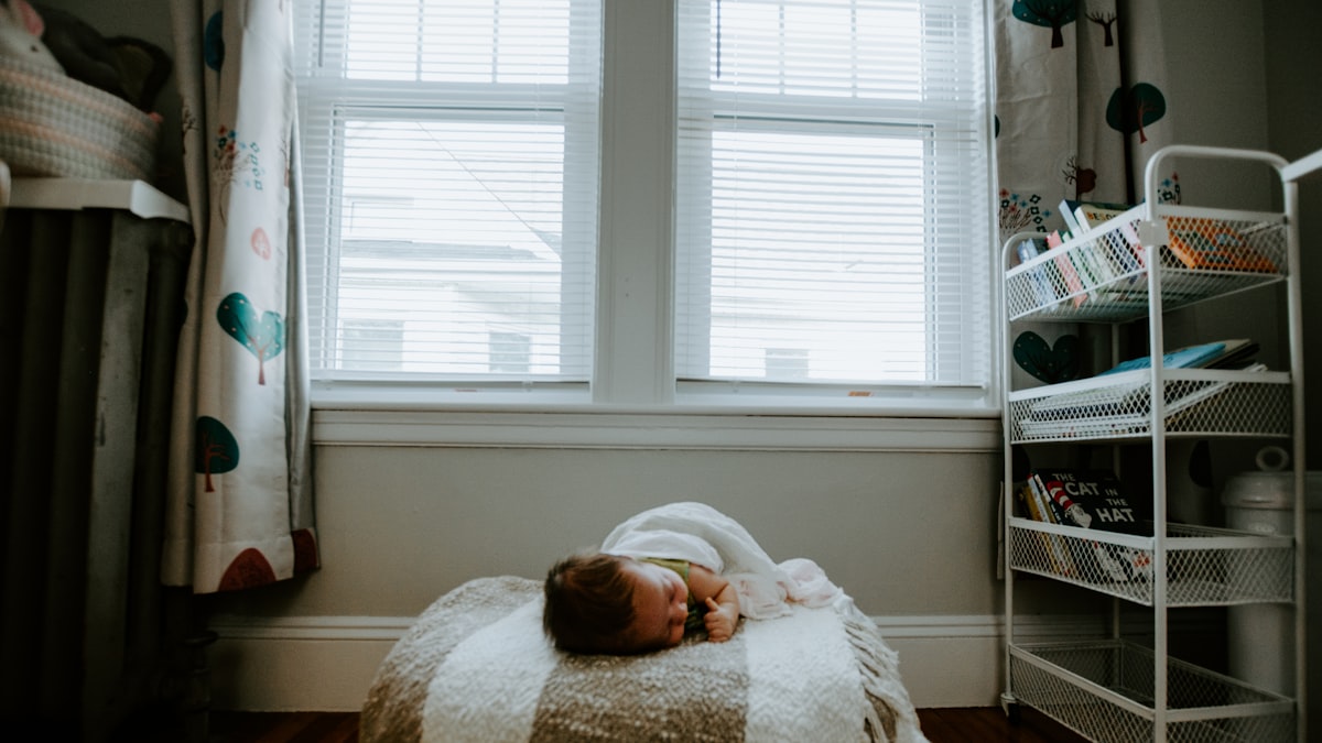 Veilleuse bébé dans une chambre à la lumière douce